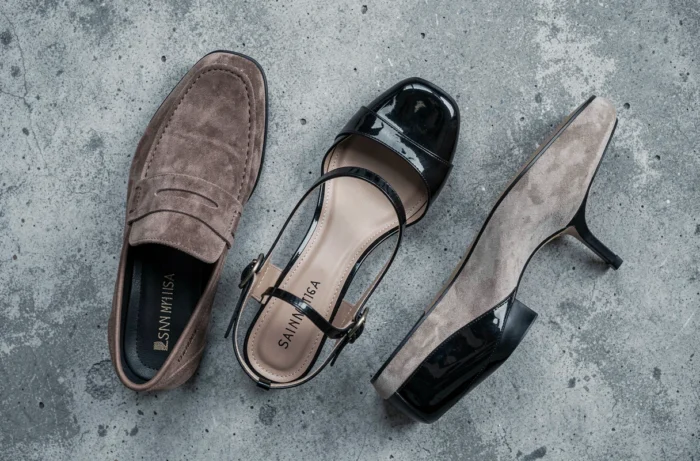 Flat lay de trois modèles de chaussures San Marina en cuir et daim sur béton gris